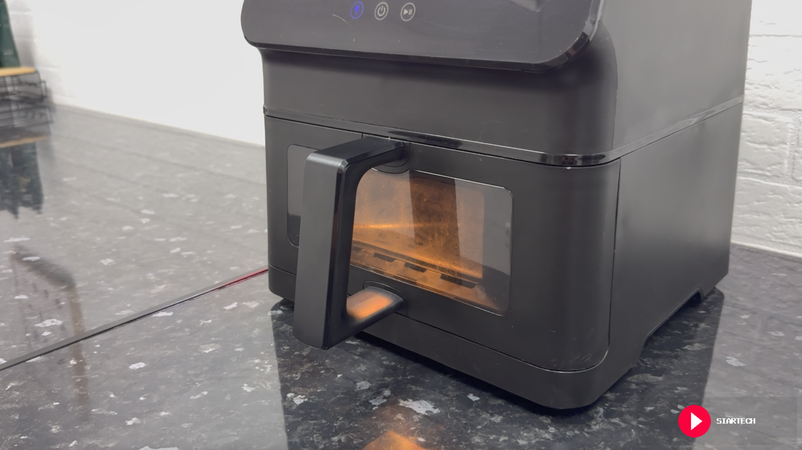 Ventana de visualización y luz interior de la Cosori Premium II Plus para controlar el cocinado.
