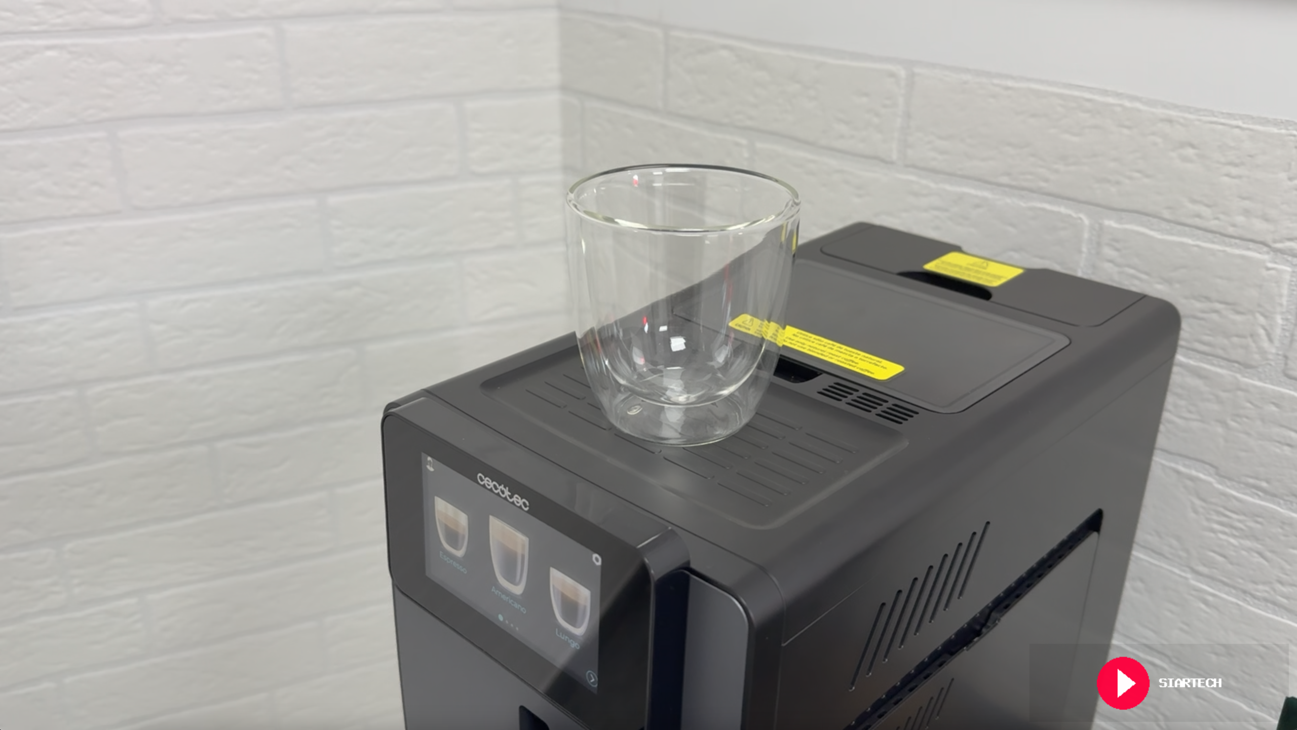 Detalle de la bandeja para calentar vasos en la Cremmaet Latte.