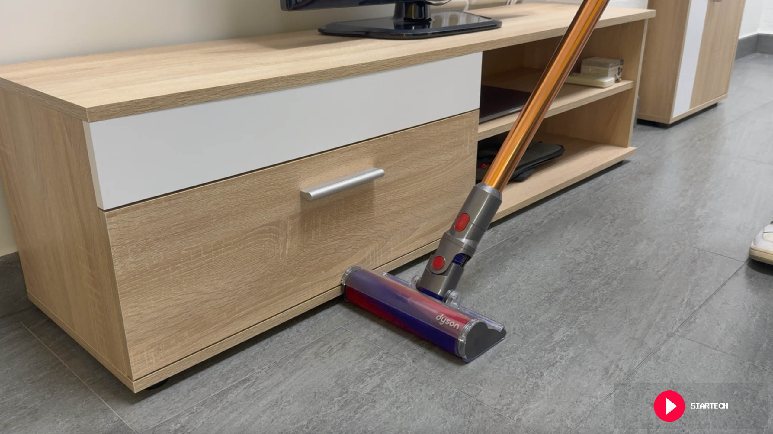 Dyson V10 Cyclone - cabezal con luz