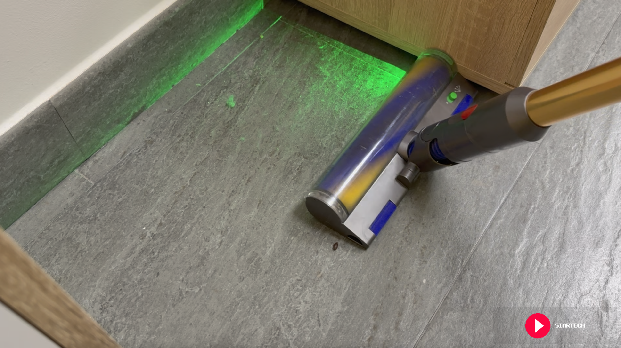 Dyson V12 Detect Slim Absolute - cabezal con luz