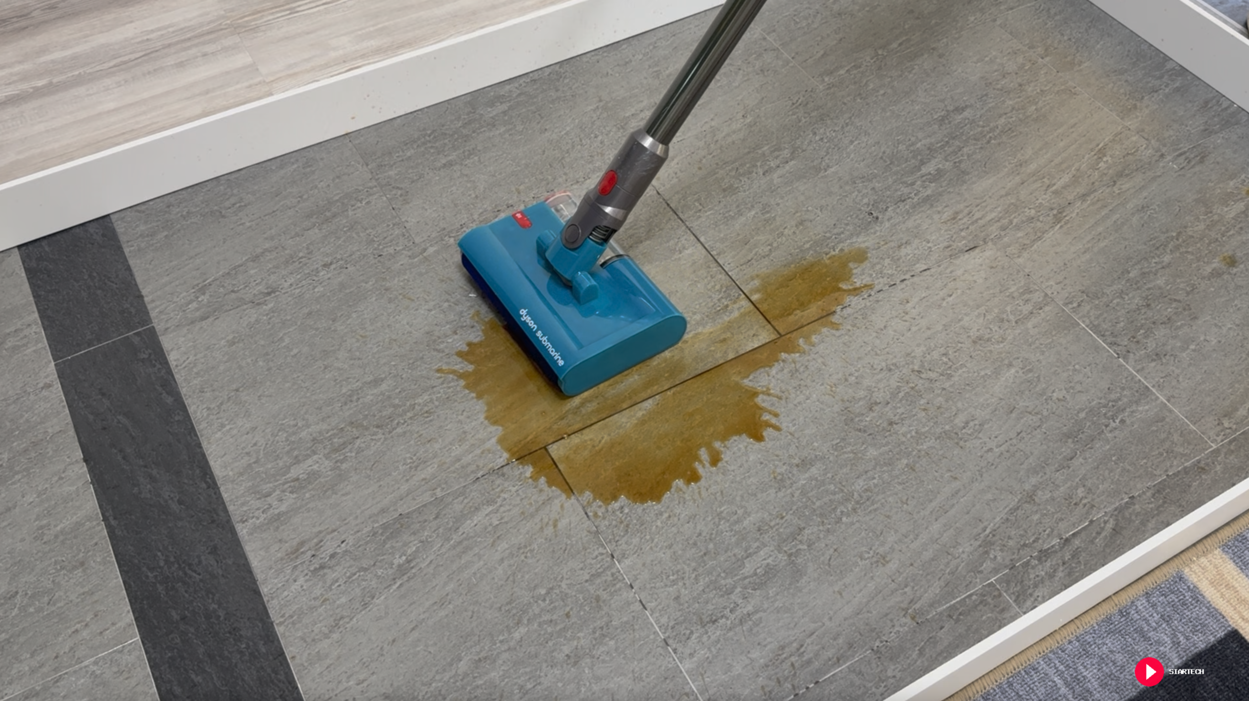 Prueba de fregado con Dyson V15s Detect Submarine